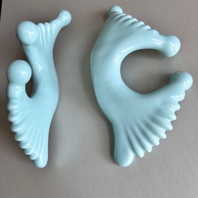 Personalisiertes Logo verfügbard Stil Doppelkopf Massage Keramik Gua Sha Werkzeug für Körper Hals Gesicht Selbstpflege Haut Gesichts Spa