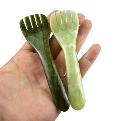 Individuelles Logo erhältlich helle grüne Xiuyan Jade Gua Sha Löffelform Akupunkturstift für Augen Akupunktur Löffel Massager