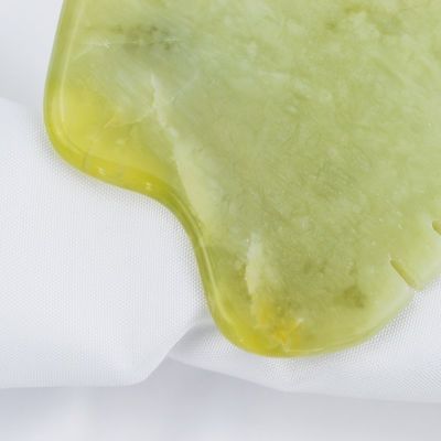 Verabschiedet euch von Muskelspannungen und grüßt die strahlende Haut mit dem Xiuyan Jade Gua Sha Scraping Board.