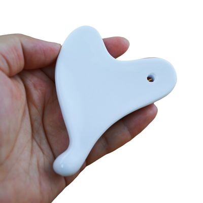 2024 Herzensform Mini Keramik Gua Sha Massagetool für Gesichtslifting und Faltenverminderung kundenspezifisches Logo erhältlich