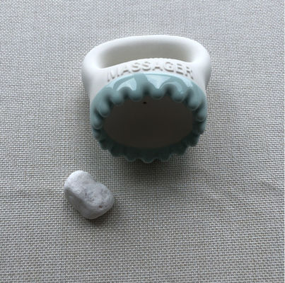 Körpermassage-Ausrüstung 2024 Weiße Keramik Gua Sha Schaben Massage-Bürste für Kopfhaut Kamm Kopf-Therapie und Gesichtsschönheits-Tool