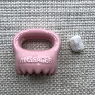Körpermassage Ausrüstung Keramik Haushalts Rosa Farbe Gua Sha Kopfhaut Massagegerät mit Griff und Spa entspannen Schönheitsmassager