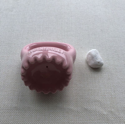 Körpermassage Ausrüstung Keramik Haushalts Rosa Farbe Gua Sha Kopfhaut Massagegerät mit Griff und Spa entspannen Schönheitsmassager