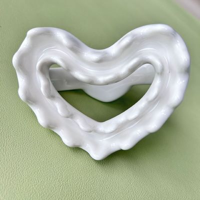 Gesichtsmassager 2024 Herzform Chinesische Keramik Gua Sha Schrauben Massagetool für Körperentspannung und Meridian Dredging