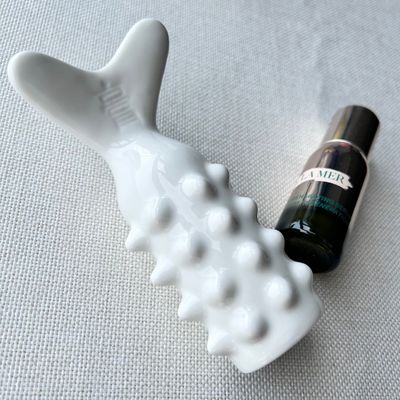 Körpermassage-Ausrüstung Keramik Vollkörper Gua Sha Massager in Fischform für Lymphdrainage und Schönheitsbehandlung