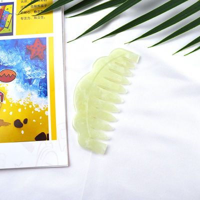 Xiuyan Jade Massage Kamm 9.2cm*4.6cm Größe Hellgrün Farbe Fördert die Blutzirkulation und verbessert den Schlaf