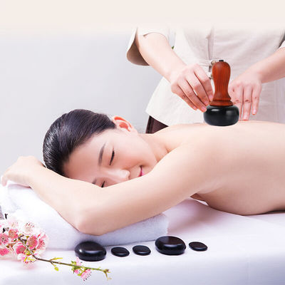 Elektrische Gua Sha Cupping Massage Therapie mit heißen Steinen zur Entspannung der Muskeln Hautkratzen und Moxibustion Behandlung am Körper