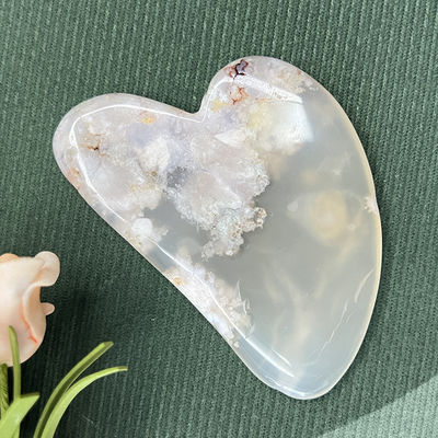 Natürliche Handreparatur Jade Herz geformte Gesichtsmassage Gua Sha Sakura Agate Gesichtsschrauben für die Physiotherapie