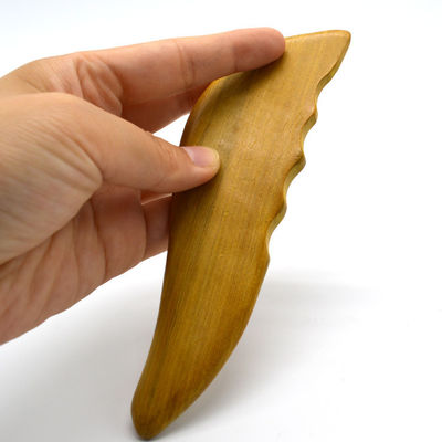 OEM Naturkamfer Holz Gua Sha Werkzeuge für Gesichts- und Körpermassage S-förmiges Design