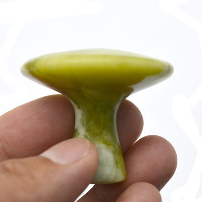 Eigenschaften des Massagers Grüner Pilz in Form von Jade Gua Sha Schaben Werkzeug für Körpermassage und Schönheit