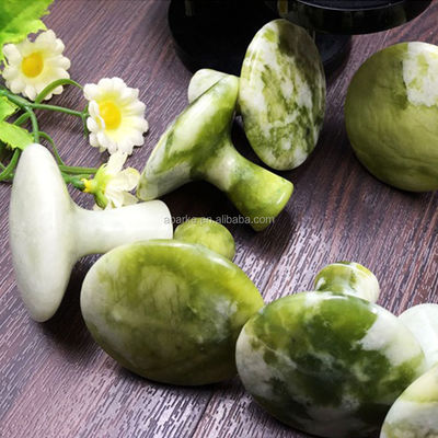 Eigenschaften des Massagers Grüner Pilz in Form von Jade Gua Sha Schaben Werkzeug für Körpermassage und Schönheit
