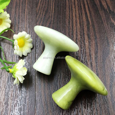 Eigenschaften des Massagers Grüner Pilz in Form von Jade Gua Sha Schaben Werkzeug für Körpermassage und Schönheit