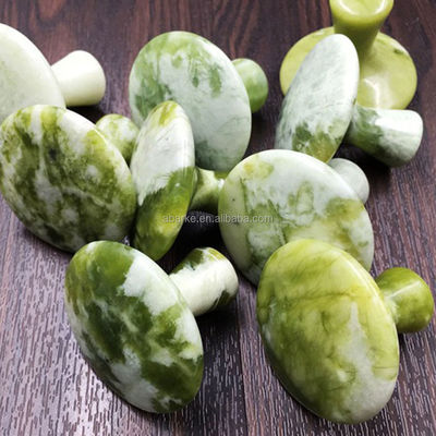 Eigenschaften des Massagers Grüner Pilz in Form von Jade Gua Sha Schaben Werkzeug für Körpermassage und Schönheit