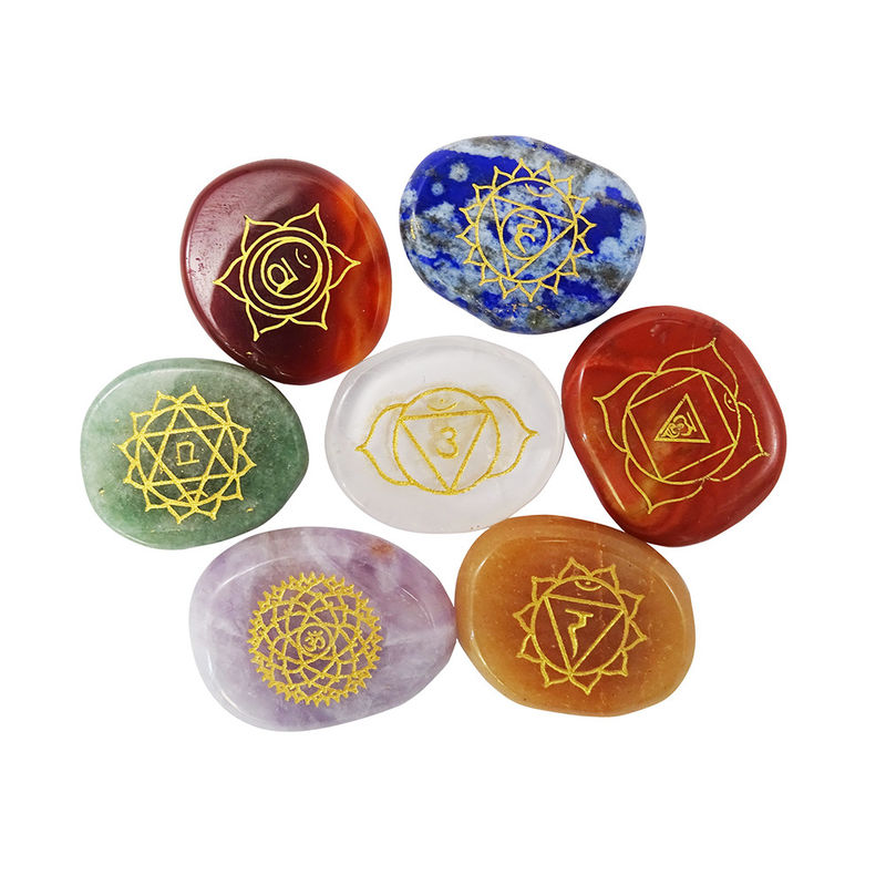 Sieben Chakra Steine Reiki Heilkristall Set eingravierte Symbole für spirituelle Transformation