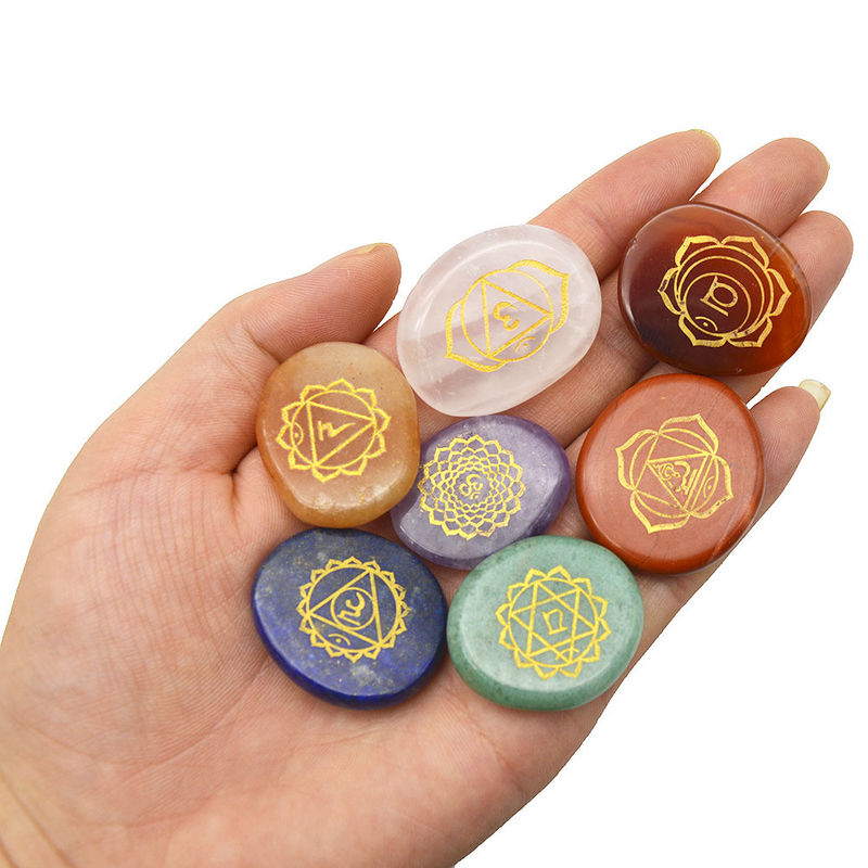 Gravierte Schnitzerei polierte Palm Taschenstein Reiki Balancing Healing Crystal 7 Chakra Steins Sets für das Thema Liebe