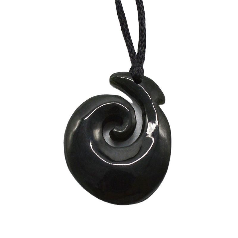 Hakenförmiger Nephrit Jade Eternity Twist Anhänger mit polierten Oberflächen und Zeeland Maori Koru Schnitzerei