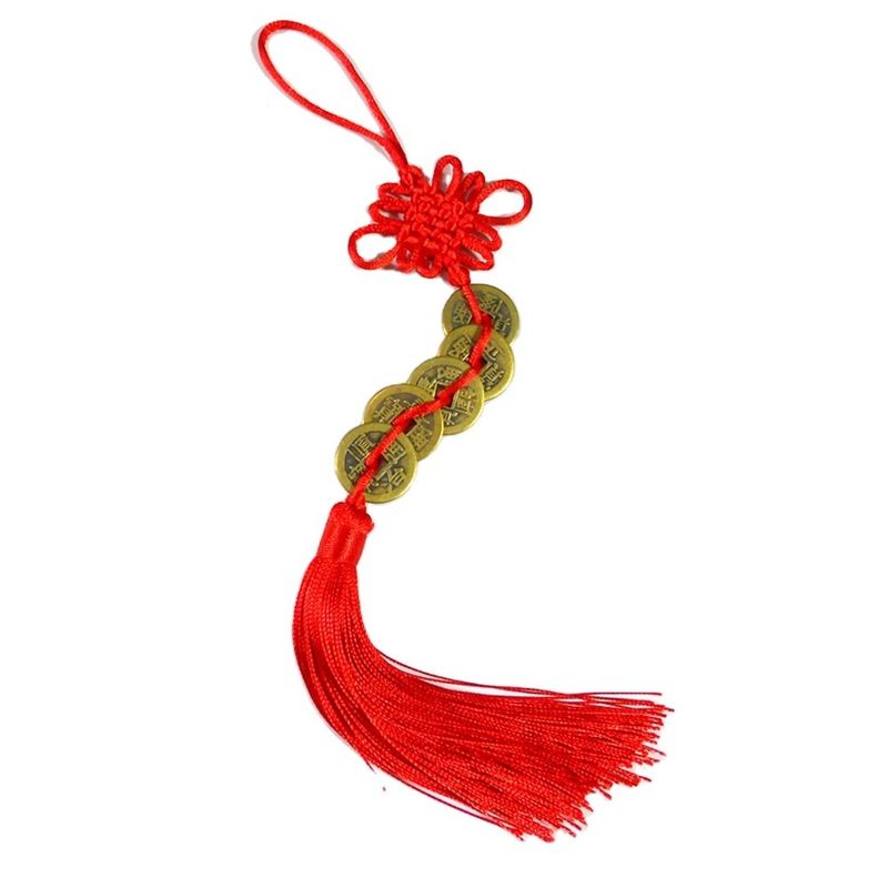 Sandblastechnik Der chinesische Feng Shui-Rotknoten mit fünf alten Münzen Ein uraltes Symbol für Wohlstand und Gesundheit