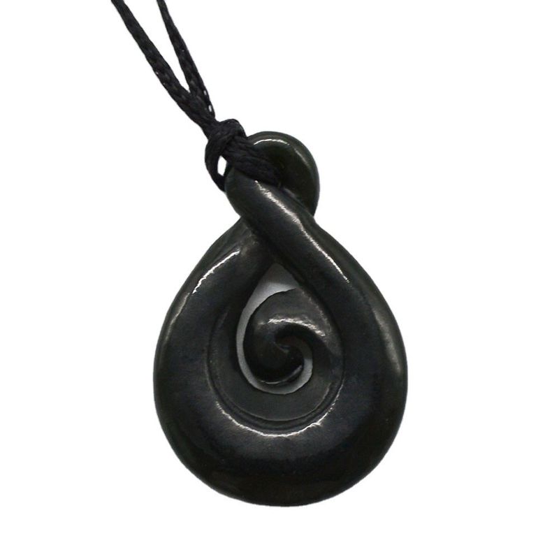 Schnitzendes chinesisches Jade-Nephrit-Anhängeschloss mit geschnitztem Manaia-Talisman und Schnitztyp